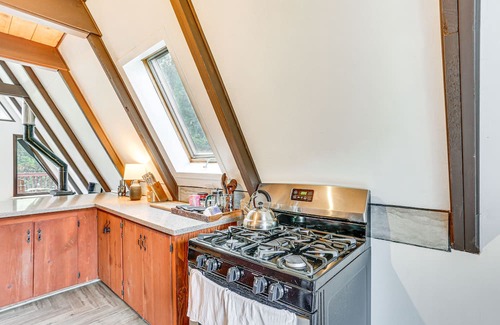 Trinity Village Cabina | Secluded Village Gem w/ Deck, Trinity River Access