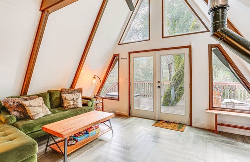 Trinity Village Cabina | Secluded Village Gem w/ Deck, Trinity River Access