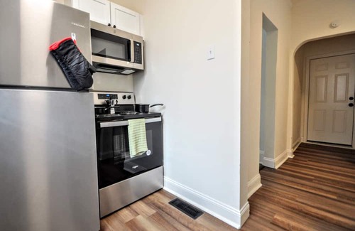 Bellevue Apartamento | 10 minutes to the city! Great, safe location w/ full kitchen and pet friendly!