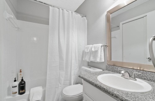 Brentwood Apartamento | Modern Luxe 1B City Skyline View Near Downtown