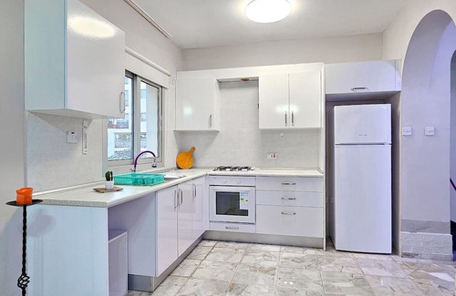 Zeytinlik Apartamento | Sleek Flat w Balcony 3 min to Coast in Kyrenia