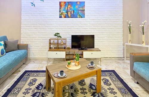 Zeytinlik Apartamento | Sleek Flat w Balcony 3 min to Coast in Kyrenia