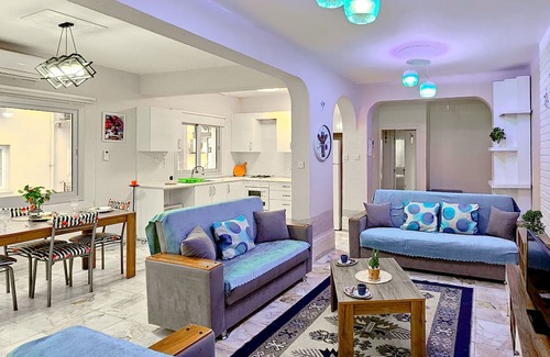 Zeytinlik Apartamento | Sleek Flat w Balcony 3 min to Coast in Kyrenia