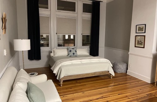 Bethlehem Apartamento | Beautiful renovated studio on Historic Bethlehem’s Main Street