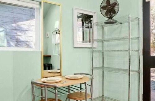 East Congress Casa | Cute St. Elmo Home-Modern Oasis