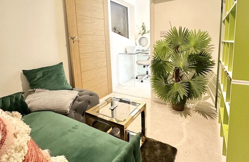 Wolverhampton Apartamento | Luxurious and private. Daily,weekly, monthly and long term bookings accepted.