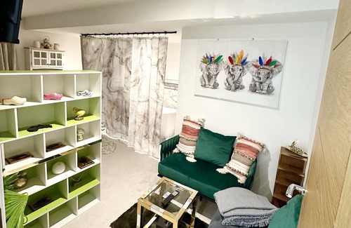 Wolverhampton Apartamento | Luxurious and private. Daily,weekly, monthly and long term bookings accepted.