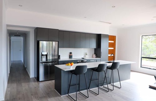 Monash Casa | River access, bush views, newly renovated house, 5 minutes to town.