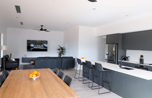 Monash Casa | River access, bush views, newly renovated house, 5 minutes to town.