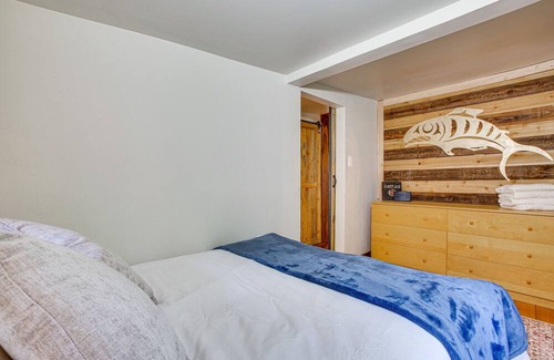 Lime Kiln Cabina | Arlington Creekside Cabin w/ Hot Tub & Fire Pit!