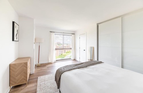 Landmark Apartamento | Trendy Landmark 2BR w/ Pool, nr Shopping & Restaurants, by Blueground