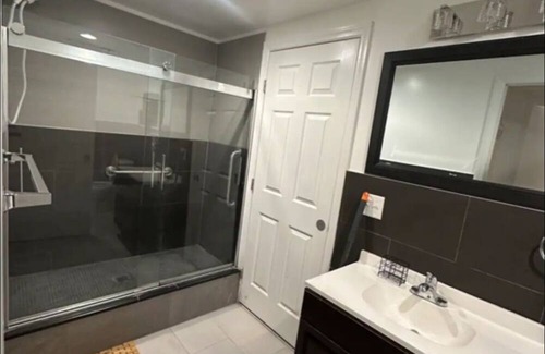 McGinley Square Casa | V2 please contact host before booking! This is private room, not entire place