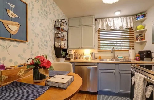 Texarkana Casa | Pecan Carriage House: Stylish, cozy, & safe