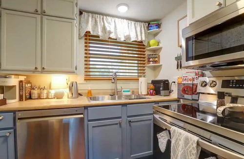 Texarkana Casa | Pecan Carriage House: Stylish, cozy, & safe