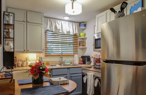 Texarkana Casa | Pecan Carriage House: Stylish, cozy, & safe