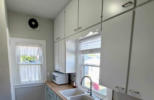Cedar Rapids - Iowa City Casa | Cute Irish Cottage