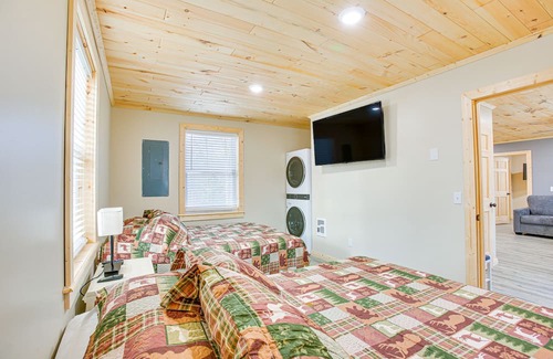 Cadillac Cabina | Michigan Retreat w/ Fire Pit & Grill, Near Lakes!