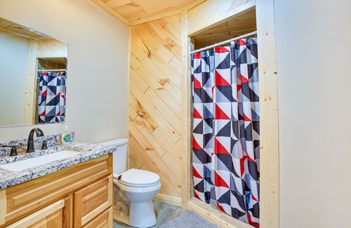 Cadillac Cabina | Michigan Retreat w/ Fire Pit & Grill, Near Lakes!