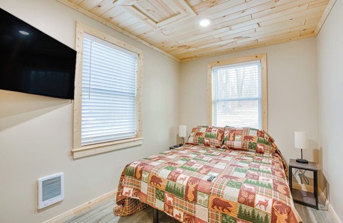 Cadillac Cabina | Michigan Retreat w/ Fire Pit & Grill, Near Lakes!