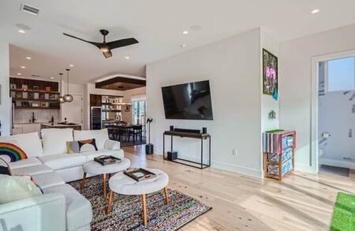 Chestnut Casa | New! 4 BDRM w/POOL Mins To DT