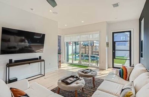 Chestnut Casa | New! 4 BDRM w/POOL Mins To DT