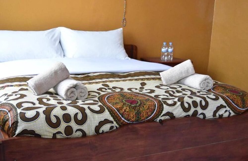 Ruhengeri Cama Y Desayuno | Amahoro Guesthouse - Queen Room With Private Bathroom