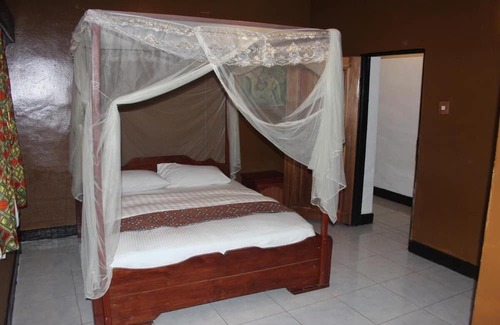 Ruhengeri Cama Y Desayuno | Amahoro Guesthouse - Queen Room With Private Bathroom