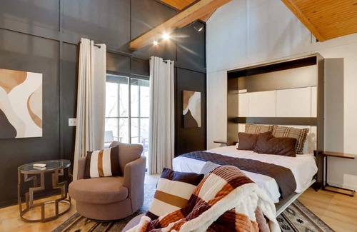 Gentry Cabina | Gentry Gem with Deck, 1 Mi to Siloam Springs Lake!