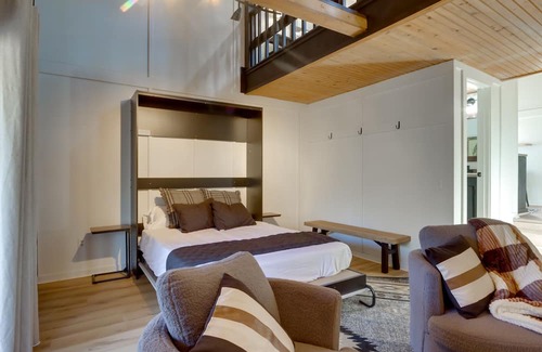 Gentry Cabina | Gentry Gem with Deck, 1 Mi to Siloam Springs Lake!