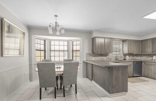 Broadmoor Casa | Large modern cozy spacious home great Location 2min from interstate Private yard