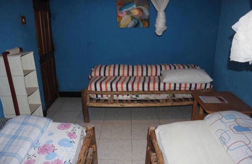 Ruhengeri Cama Y Desayuno | Amahoro Guest House - Triple Room With Shared Bathroom