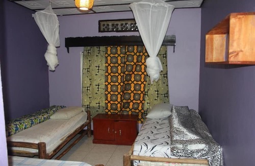 Ruhengeri Cama Y Desayuno | Amahoro Guest House - Triple Room With Shared Bathroom