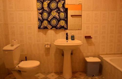 Ruhengeri Cama Y Desayuno | Amahoro Guest House - Triple Room With Shared Bathroom