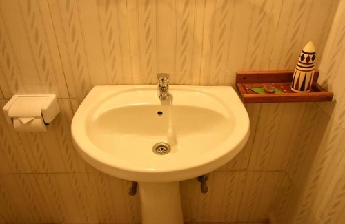 Musanze Cama Y Desayuno | Amahoro Guest House - Single Room With Shower
