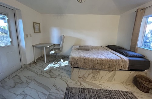 West Little River Apartamento | Cozy Cabin with private fenced garden in Miami. Kick back and relax here.