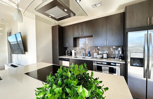 Civic District Apartamento | Heart of Austin 2BR: Pool, Gym, & Amazing Views!