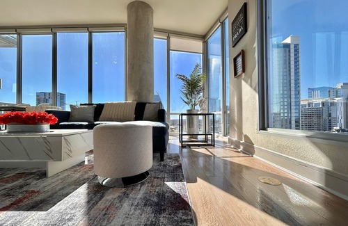 Civic District Apartamento | Heart of Austin 2BR: Pool, Gym, & Amazing Views!