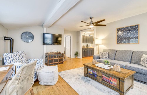 Wolcott Cabaña | Cozy East Bay Cottage - Walk to Chimney Bluffs!