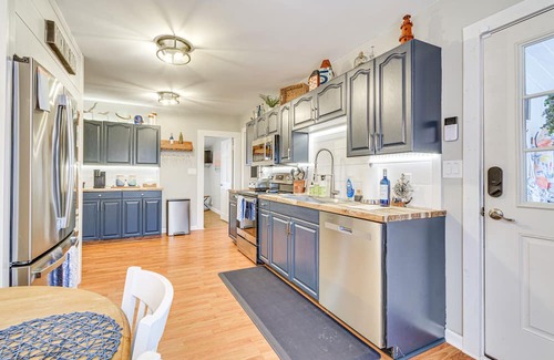 Wolcott Cabaña | Cozy East Bay Cottage - Walk to Chimney Bluffs!