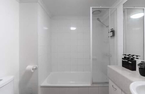 Kelvin Grove Apartamento | KG2 Oasis Metro Retreat: 2B2B w Parking Walk to QUT