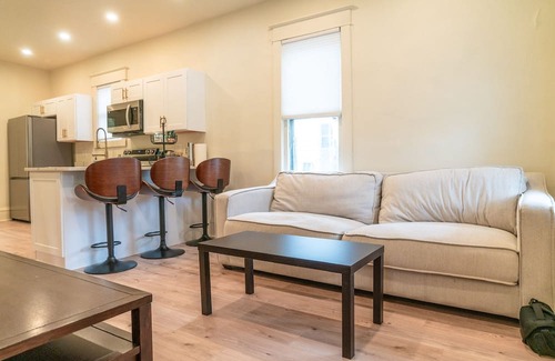 Urbana Casa | Updated 2 BR/1 BA Free Parking
