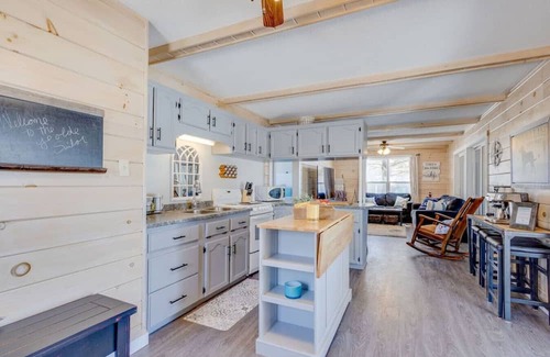 Alberton Cabaña | Cozy Waterfront Hideaway: 3BD with Indoor Hot tub