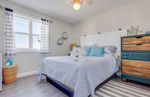 Alberton Cabaña | Cozy Waterfront Hideaway: 3BD with Indoor Hot tub