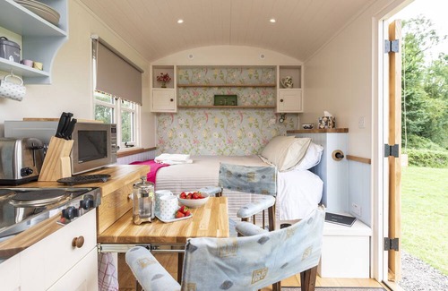 Sherborne Cabaña | BLOSSOM, pet friendly, character holiday cottage in Sherborne