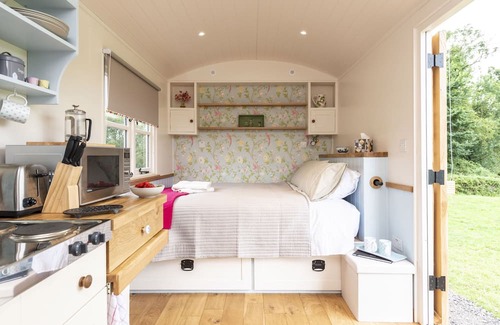 Sherborne Cabaña | BLOSSOM, pet friendly, character holiday cottage in Sherborne