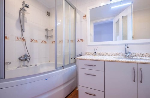 Moda Apartamento | Chic Flat with Balcony near Moda Shore
