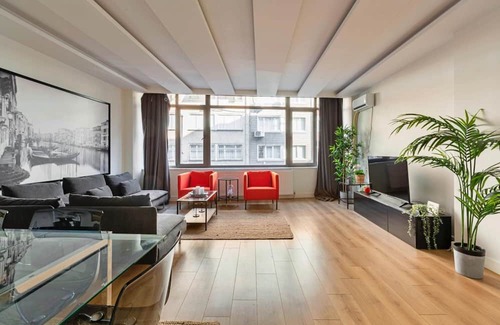 Macka Apartamento | Sleek and Central Flat with Backyard in Besiktas