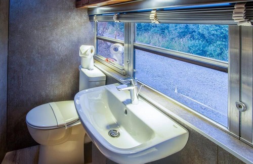 Tiers Cross Apartamento | American School Bus - 1 Bedroom - Blossom Farm - Tiers Cross