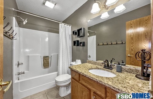 Pleasant Hill Casa | Executive house just 10 min Downtown Des Moines 5BR 3 1/2bath 2car Indoor garage