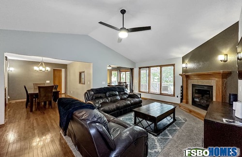 Pleasant Hill Casa | Executive house just 10 min Downtown Des Moines 5BR 3 1/2bath 2car Indoor garage